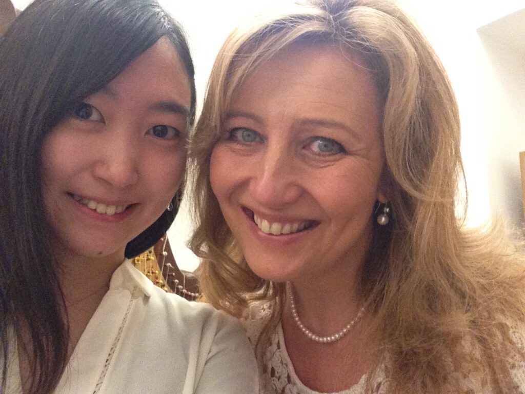 編集長インタビュー：有馬律子自らの色彩を求めて ハープライフ